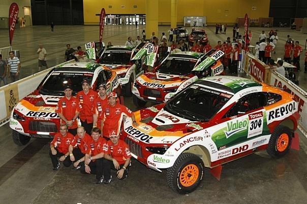 Guter Dinge: Das Repsol-Team mit ihren Mitsubishi Ralliart. Foto: Auto-Reporter/Mitsubishi